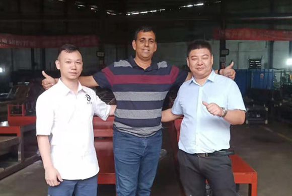 睿至鋒_印度朋友采購(gòu)全自動(dòng)C型鋼機(jī)